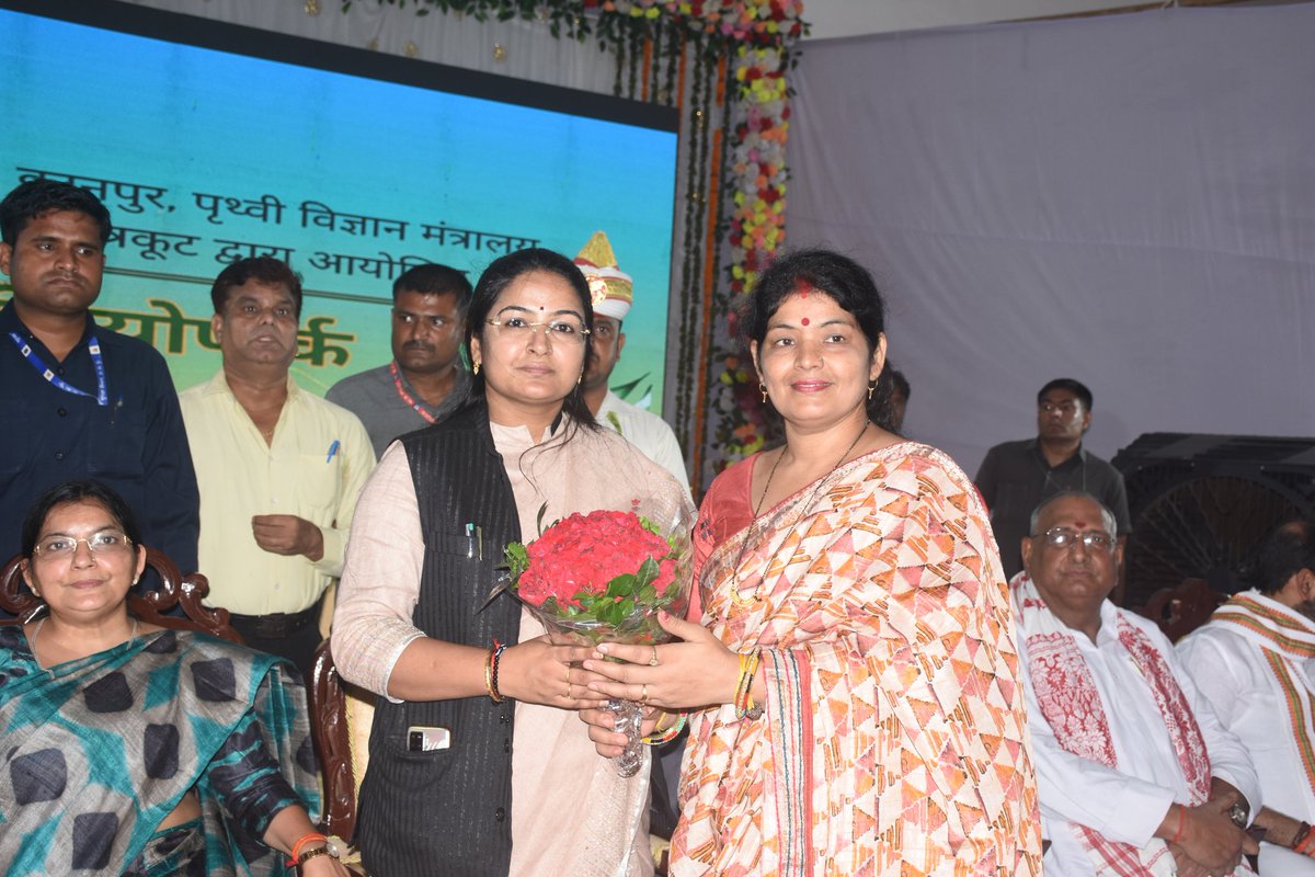 Pratimabagri's tweet photo. आज सोसाइटी ऑफ अर्थ साइंटिस्टस, IIT कानपुर, पृथ्वी विज्ञान मंत्रालय, भारत सरकार एवं दीनदयाल शोध संस्थान, चित्रकूट द्वारा आयोजित चित्रकूट यूनेस्को जियोपार्क की स्थापना हेतु कार्यशाला में सहभागिता की। उक्त आयोजन में मंत्री श्री @KailashOnline जी, १/२ https://t.co/Jl86RUY1Ie
