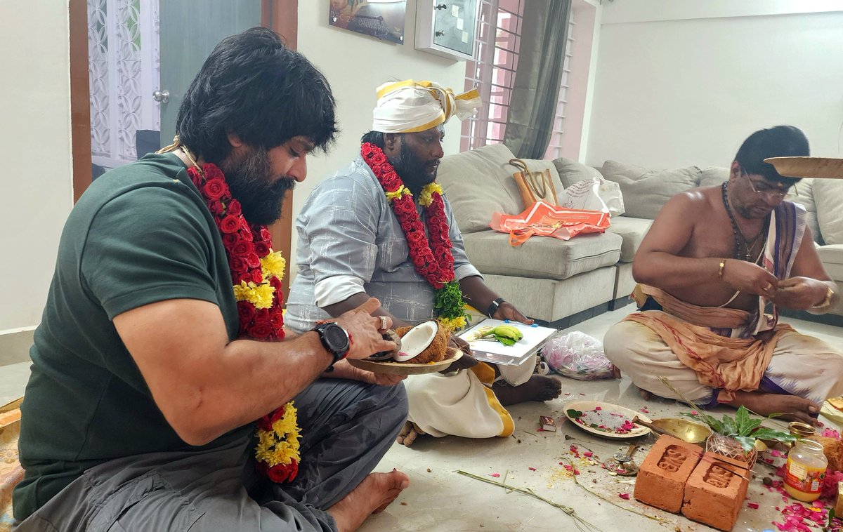 mohandreamer's tweet photo. இன்று ஆடிபெருக்கு நன்னாளை முன்னிட��டு புதிய அலுவலக பூஜையுடன் அடுத்த திரைப்படத்திற்கான வேலைகள் துவங்கியது என்பதை மகிழ்வுடன் தெரிவித்து கொள்கிறேன்.. எப்போதும் போல் உங்கள் அன்பையும் ஆதரவையும் எதிர்நோக்கி 🙏❤️ https://t.co/d2JiZDhaU4