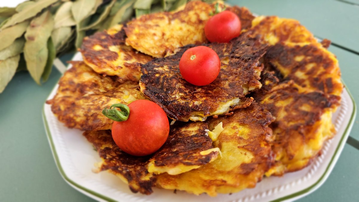 LeBlogdeCata's tweet photo. Galettes de courgettes 
Plusieurs recettes disponibles sur https://t.co/b6MLAVlAAF https://t.co/CUMzTYDcBJ