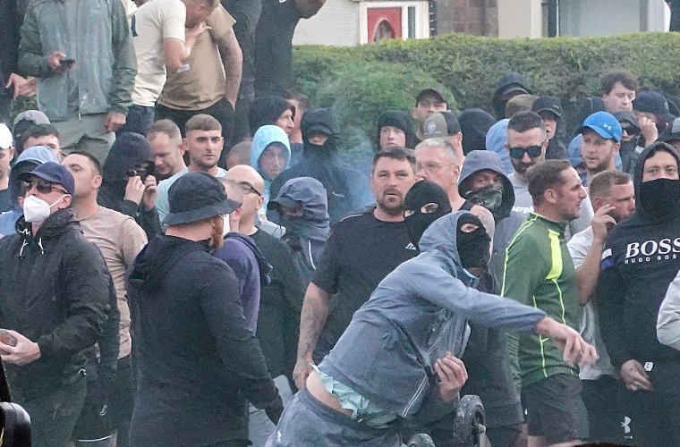 smartyfish's tweet image. 1. Faces of peaceful climate protest
They follow the science
Motivated by love
In prison right now

2. Faces of violent racist protest
They follow social media misinformation
Motivated by hate
On our streets right now

To protect children, target the real threat #ClimateBreakdown