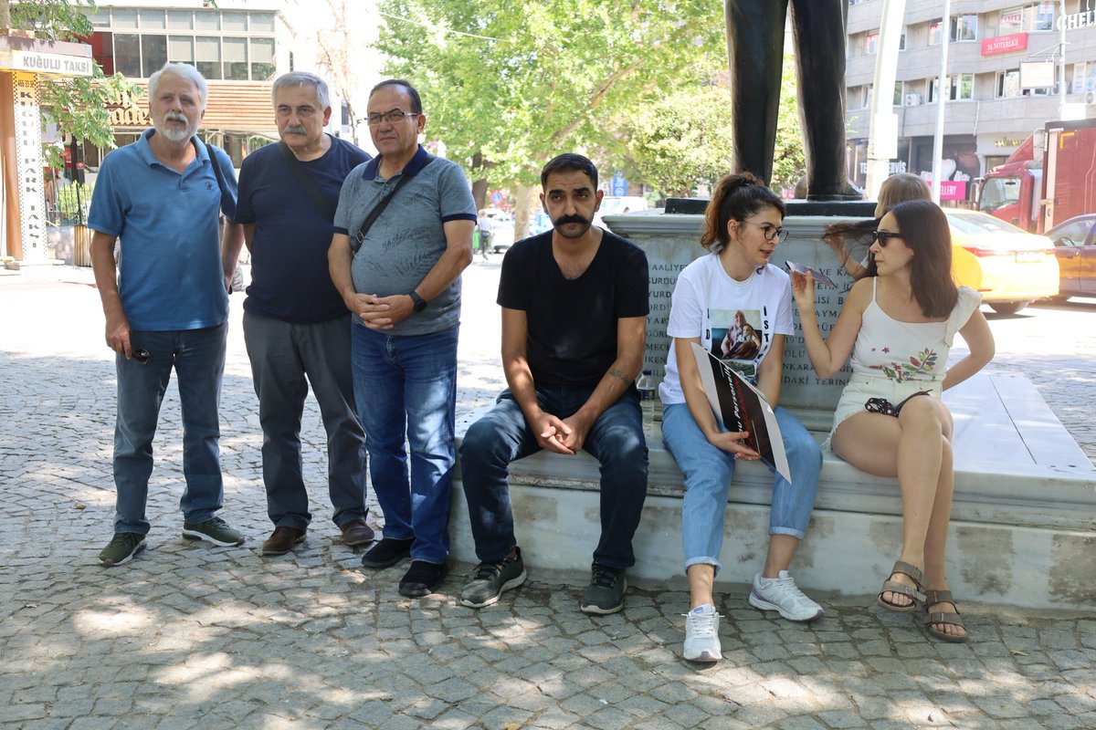 MertcanSykp's tweet photo. 6 Şubat depreminde Hatay'da yakınlarını kaybeden Döne Kaya'yı 14 haftadır sürdürdüğü adalet nöbetinde ziyaret ettik. Müteahhitler tarafından para karşılığı yaptırılan raporlarla sorumluların aklanmasını sağlayan zihniyete karşı sürdürdüğü adalet mücadelesinde yanında olacağız. https://t.co/q4J1gWNkPD