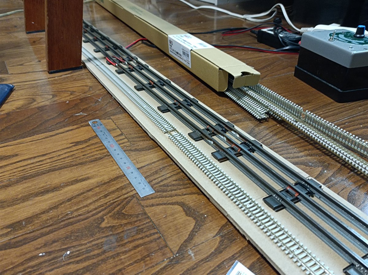 自宅に三線式Oゲージの常設お座敷レイアウトがあって、その隣にNゲージ
