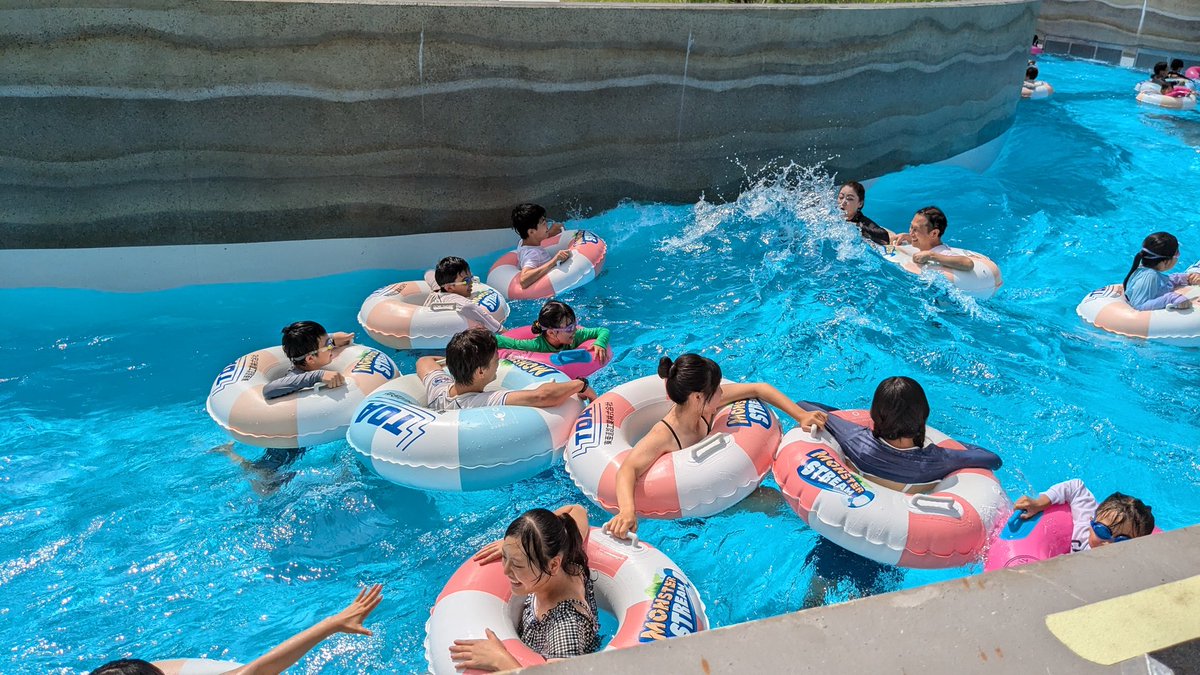 takako_attack25's tweet photo. 8月の土曜日はどんな混み具合か🤔
#東京サマーランド へ🏊
新しくできた #MONSTERSTREAM
専用浮き輪貸してくれる。楽しい😚🌊
9時頃で20人待ちくらいだった
12時頃は30分くらい並んだ😂
15時頃はもう長蛇の列で諦め💦
ちなみにデカスラは120分待ち。
以上、誰かの役に立つかもしれない情報でした👍 https://t.co/KCpxfBlM0V