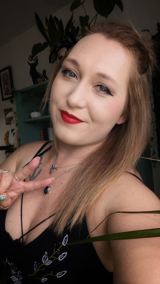 I haven't worn my red lippy in a hot minute, but I'm bringing it back ❤️✌️

I missed you guys! Come tell me everything! 

Twitch.tv/Bearboo 💜