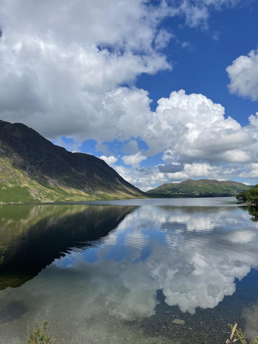 Picturesque mountains and rivers, blue skies and white clouds, the beauty of nature at its best.📸#nature #photograph