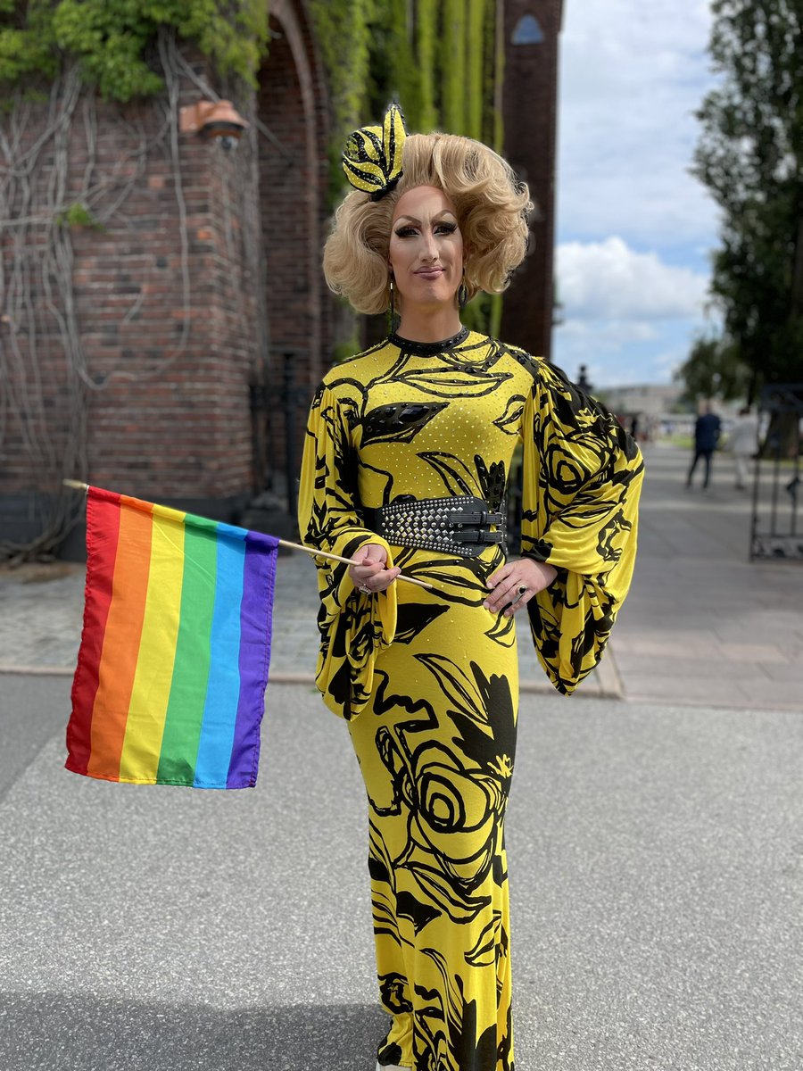 Efter att jag fick vara dragqueen för en dag förra våren har jag träffat många dragartister och andra kulturarbetare som berättat om att de blir utsatta för mycket hot och hat, och att det dessvärre har ökat under året. 
 
Det är tydligt att vi har auktoritära krafter i Sverige