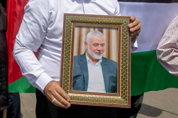 _ هل تآمرت إيران على إغتيال إسماعيل هنيه
أم أن إيران مخترقه استخباراتيا بشكل لا يصدق
_ كيف تم تحديد موقع إسماعيل هنيه بهذه الدقه...؟

_هل تم عبر إختراق تطبيق الواتساب كما يقال
_ وما صحة الروايه التي يقال فيها انه تم تحديد موقعه عبر هاتف ثريا اهدته قطر له 

_ وهل تمت عملية