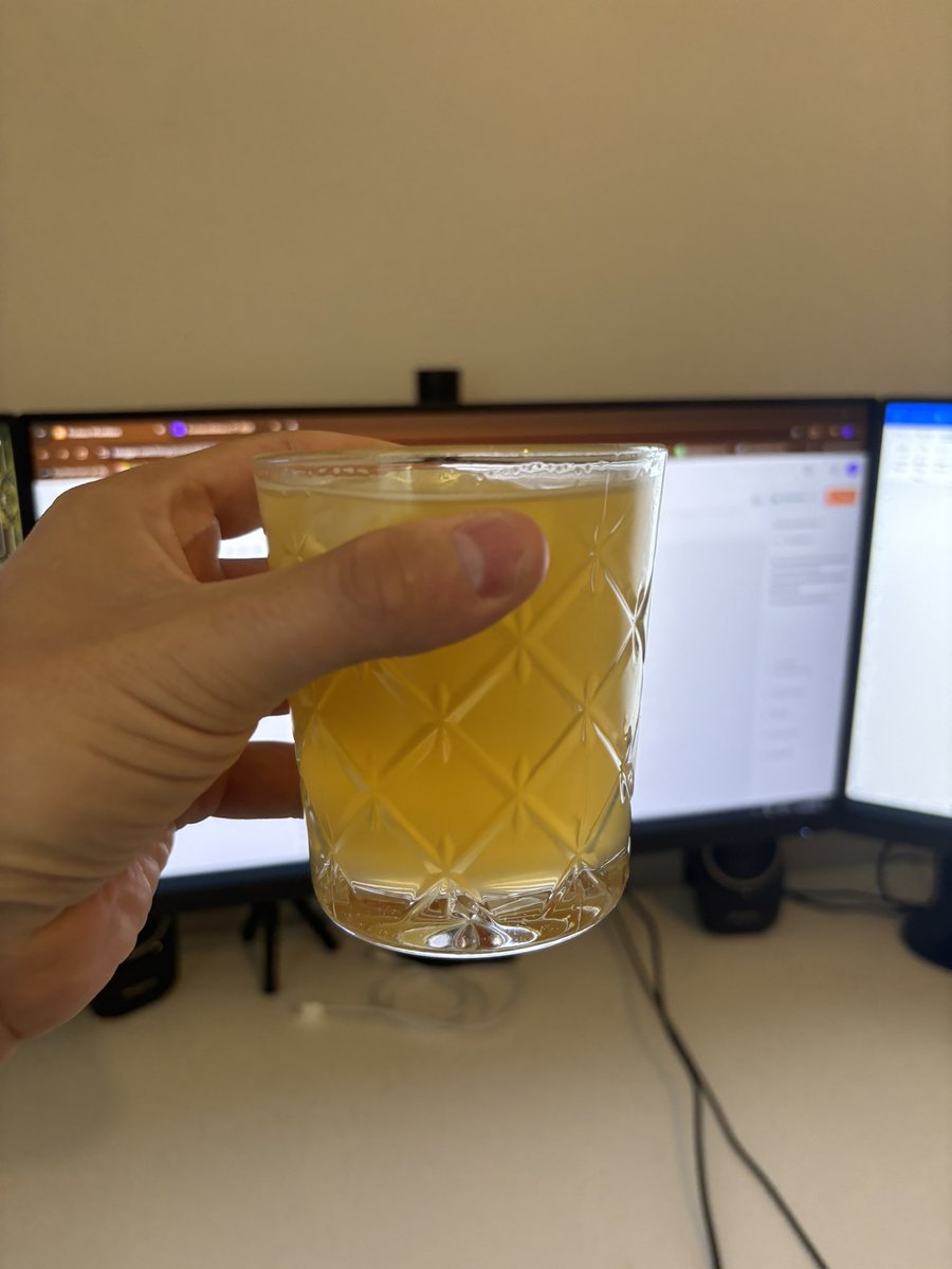 Osinkoinsinoori's tweet photo. Blogitekstin viimeistelyä ja valmistautumista Smugglerrokkiin. Lasissa tummasta plantation rommista tehty pineapple mule!
Mikä on sun mielestä paras rommia sisältävä drinkki? Jaa ohje, niin laitan testiin!
PS. Ananas kuuluu drinkkiin.
#drinkki #pineapplemule https://t.co/x3Y2499Xwi