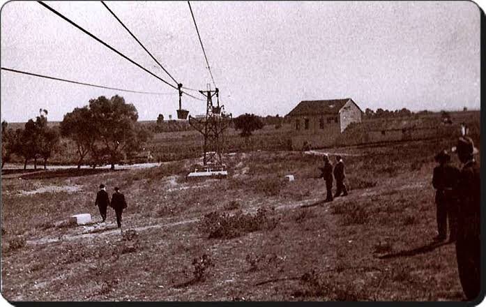 Zeytinburnu’da Vargeller diye bir semt var. Sümer Mahallesi tarafında. İsim resmi karşılığı olmasa da kah bir taksi durağında, kah bir restoran isminde varlığını sürdürüyor. Peki neden buraya Vargeller denmişti. 

Baştan söyleyeyim vargel çiçeği ile ilgisi yok.