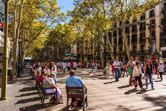 TravelMXplorer's tweet photo. 3. Barcelona, Spain
The colorful mosaics and vibrant street performers of La Rambla add a unique charm to Barcelona’s streets. 🎭🌈 #BarcelonaMagic (3/10) https://t.co/6dNLrmmgmf