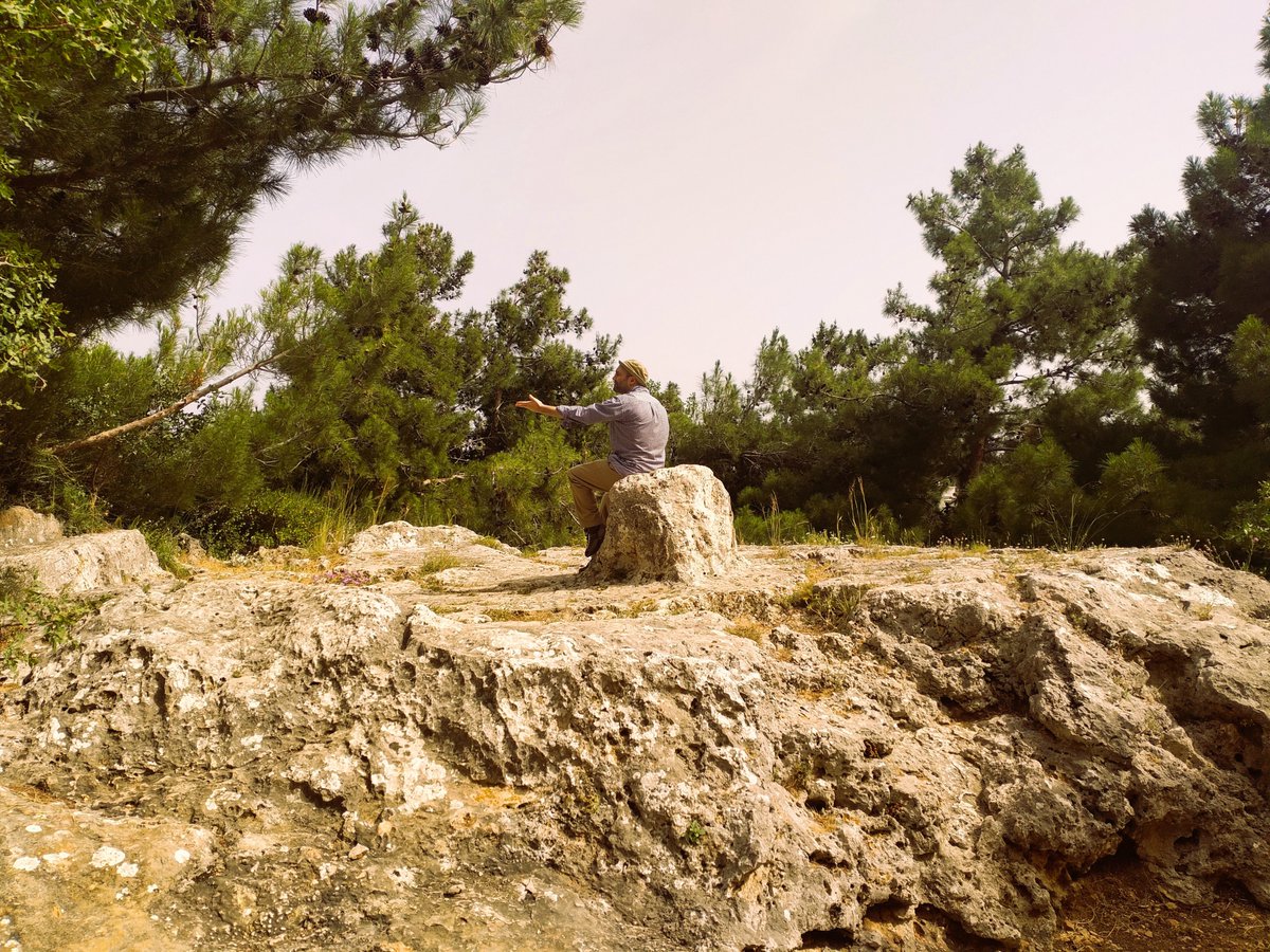WorldofKemp's tweet photo. The rock of Homer in Chios.
Where the poet would sit and read his stories to the crowds.

Here I am, regaling all the fans and admirers of my book with a reading of a chapter from 'Here is Greece'... https://t.co/mfoC0TMhVX