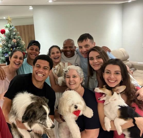 Bizim Sara köpekleri çok seviyormuş. Neyse ki ligimizde köpek ihtiyacını karşılayacak bir kulüp mevcut 😂