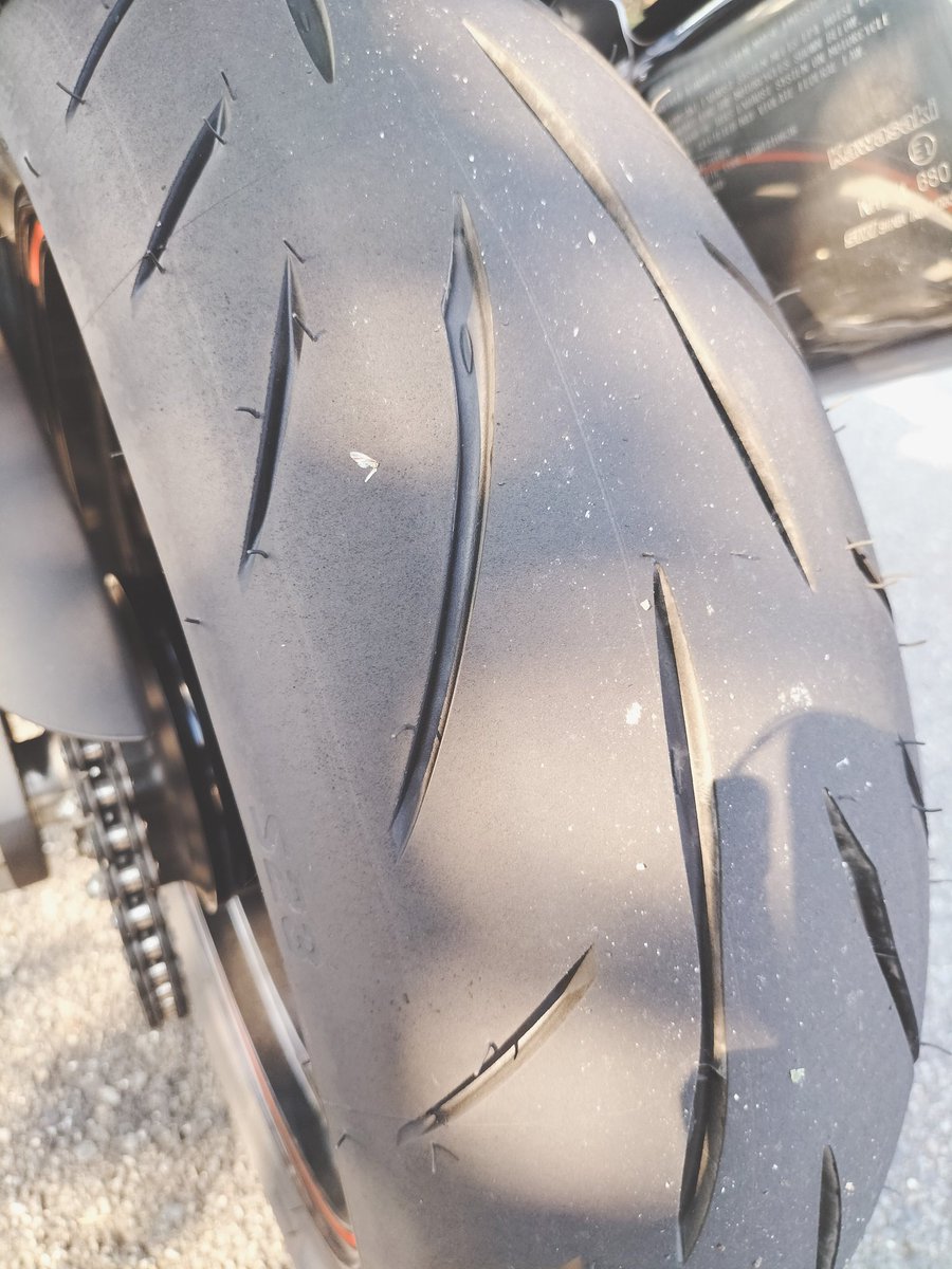 MUGEN_88's tweet photo. 初のタイヤ交換🏍️
皮むきがてら軽めに100kmほど走りました🥷
＃BATTLAX S23 https://t.co/Ia2bxLBjEO