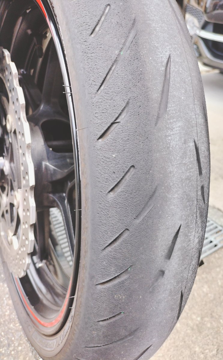 MUGEN_88's tweet photo. 初のタイヤ交換🏍️
皮むきがてら軽めに100kmほど走りました🥷
＃BATTLAX S23 https://t.co/Ia2bxLBjEO