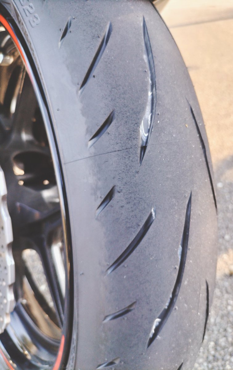 MUGEN_88's tweet photo. 初のタイヤ交換🏍️
皮むきがてら軽めに100kmほど走りました🥷
＃BATTLAX S23 https://t.co/Ia2bxLBjEO