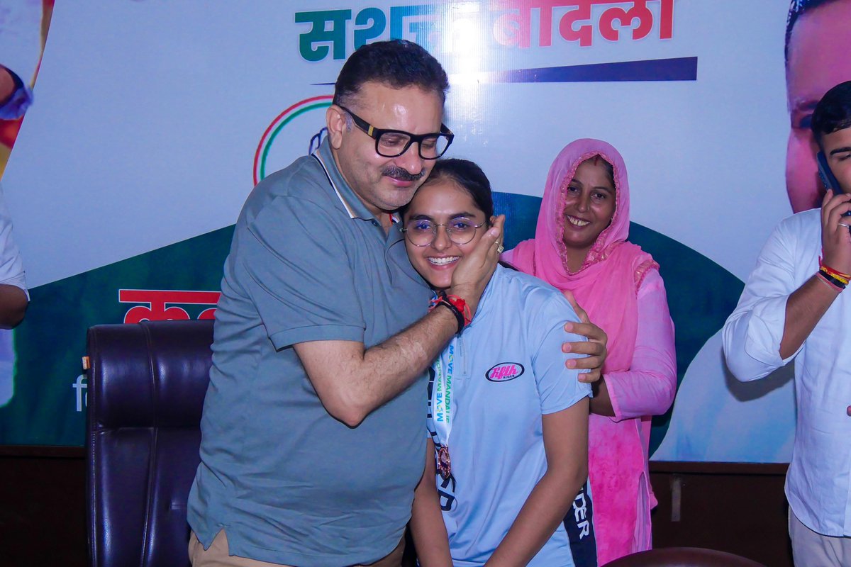 MLAKuldeepVats's tweet photo. बादली (झज्जर) की बेटी ऋतु गुलिया को वर्ल्ड अर्निस चैंपियनशिप फिलिपिंस में ब्रॉन्ज मेडल जीतने पर अनंत बधाई।
मैं आपकी उज्ज्वल भविष्य की कामना करता हूं। आप ऐसे ही अपने गांव, जिला और राज्य का नाम रोशन करती रहें।
#Bronze_Medal #Arnis #World_Championship #Philippins #Badli https://t.co/2ikasGw6zk