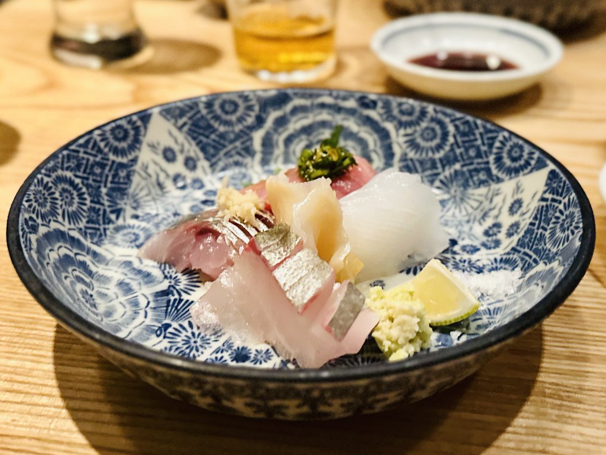 Comoli3Comoli's tweet photo. 福味み／恵比寿（1）
"恵比寿で和食！絶対にすべらないお店"🍶
恵比寿に良き居酒屋あり。ナイスな日本酒ラインナップに鮮魚中心の料理が美味すぎる…！ローカウンターで臨場感あるキッチンやスタッフのホスピタリティも良き。鮭といくらの土鍋ご飯には雲丹を乗せて。鱧のフライも最高に美味かった。 https://t.co/5GaSOF3WpS