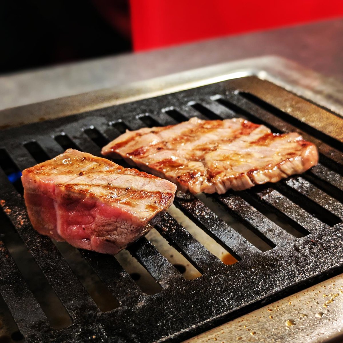 silkorz's tweet photo. 今日は、仕事帰りに池袋にある、超人気のお肉一枚売りの焼肉店「焼肉とどろき」さん、運良く入店でき一人焼肉を堪能中です🥰
上タンは柔らかくてジューシーでとっても美味しいです👍

特製タレが兎にも角にも美味しかったです🥰ホルモン全てヤバ旨👍さっぱりとどんどん食べれる美味しさでした🤩👍 https://t.co/2dLfwfwpya