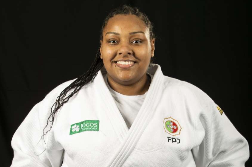 A dita "direita" está preocupada com uma atleta argelina que dizem ser homem e participa injustamente na categoria feminina dos JO. 
Deveriam preocupar-se com as várias fraudes na nossa delegação, onde estrangeiros passam por portugueses. 
Isso sim é contranatural e alarmante.