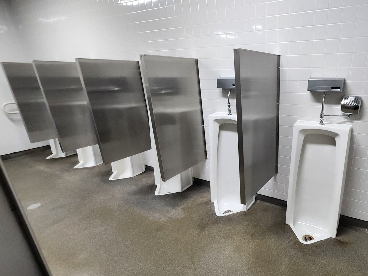 アメリカでは、トラップ内蔵の床置小便器は品揃えがなく、現在も、旧来