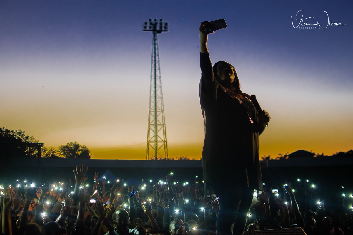 ulemunkhoma's tweet photo. @the_gpc_ Sinach takes a selfie with fans in Malawi. https://t.co/KLNsD5FkpD