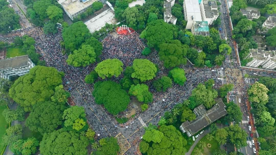ridoanmahbub's tweet photo. The crowd flowed.

📍Central Shaheed Minar, Dhaka University
#StepDownHasina https://t.co/uKQjzFwga1