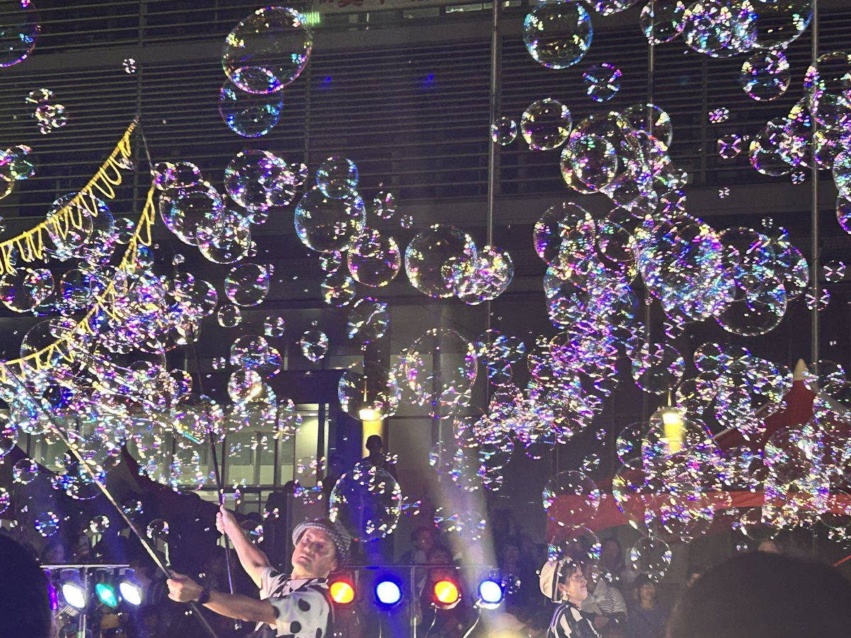 ryotaros_na's tweet photo. シャボン玉おじさんによるシャボン玉ショー！
正直舐めてました
夜に照明で照らされてめっちゃキレイやった！
子供も楽しめてコレはいい！ https://t.co/AGVC5FBY7n