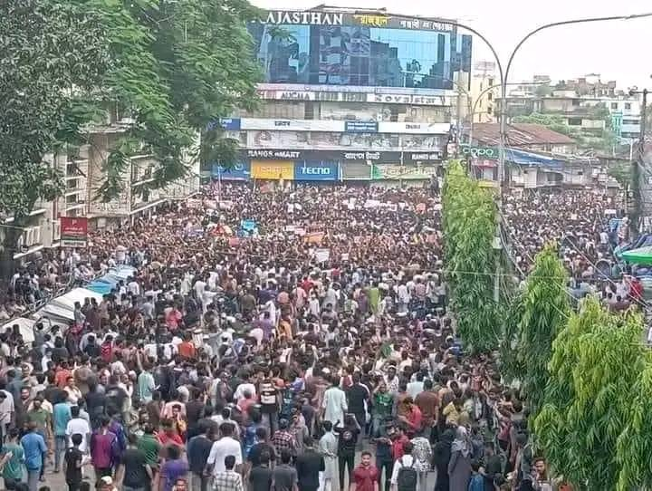 Troy_Shant's tweet photo. It's as if the whole Chittagong in one Place

Place: New Market Mor, Chittagong, Bangladesh
Time: 4:03, Date: 3/08/2024

STEP DOWN FASCIST HASINA

#Stepdowndictatorsheikhhasina 
#StepDownHasina 
#SaveBangladeshiStudents https://t.co/EoJj6abd2t