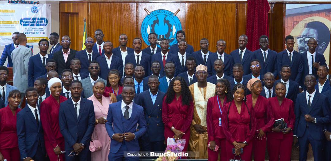 UCAD_Senegal's tweet photo. #JOURNEE_EXCELLENCE✨
Revivez en images la journée d’excellence organisée par l'Amicale des étudiants de la Faculté des Sciences Juridiques et Politiques #FSJP, ce mercredi 27 juillet 2024. 

La cérémonie d’ouverture a vu la présence du Directeur des Affaires Juridiques #DAJ Ibrahima Mamadou Kane, représentant le Recteur ainsi que la Doyenne de la faculté, Pr Aminata Cissé Niang entre autres autorités. Tous les deux ont magnifié cette initiative et encouragé les étudiants à rester sur le chemin de l’excellence.

Lors de cette activité, les meilleurs étudiants de l’année ont été récompensés. Il s’agit des majors de chaque niveau ainsi que le meilleur étudiant de la fac.

Président de l’amicale, Modou Diagne estime que cette journée doit être un moment d’introspection mais aussi de projection sur l’avenir. Il a invité ses camarades étudiants à se ressaisir, à refuser d’être manipulés, mais aussi à s’armer de science. « Défendons-nous par des idées éclairées et non pas par la force ou des machettes. Jetons-nous des livres, mais pas des pierres. Des livres parce que le monde va vers une guerre de la connaissance et pas des pierres… », a-t-il ajouté.

Diagne a également sollicité plus d’écoute de la part des autorités universitaires afin que les messages des étudiants soient déchiffrés et au bon moment afin que cette génération devant prendre la relève soit préparée dans un cadre idéal.
#ucad #kebetu #compublique #senegal #comdigitale #Droit