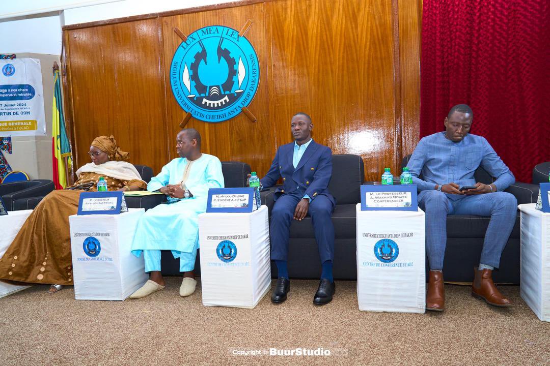 UCAD_Senegal's tweet photo. #JOURNEE_EXCELLENCE✨
Revivez en images la journée d’excellence organisée par l'Amicale des étudiants de la Faculté des Sciences Juridiques et Politiques #FSJP, ce mercredi 27 juillet 2024. 

La cérémonie d’ouverture a vu la présence du Directeur des Affaires Juridiques #DAJ Ibrahima Mamadou Kane, représentant le Recteur ainsi que la Doyenne de la faculté, Pr Aminata Cissé Niang entre autres autorités. Tous les deux ont magnifié cette initiative et encouragé les étudiants à rester sur le chemin de l’excellence.

Lors de cette activité, les meilleurs étudiants de l’année ont été récompensés. Il s’agit des majors de chaque niveau ainsi que le meilleur étudiant de la fac.

Président de l’amicale, Modou Diagne estime que cette journée doit être un moment d’introspection mais aussi de projection sur l’avenir. Il a invité ses camarades étudiants à se ressaisir, à refuser d’être manipulés, mais aussi à s’armer de science. « Défendons-nous par des idées éclairées et non pas par la force ou des machettes. Jetons-nous des livres, mais pas des pierres. Des livres parce que le monde va vers une guerre de la connaissance et pas des pierres… », a-t-il ajouté.

Diagne a également sollicité plus d’écoute de la part des autorités universitaires afin que les messages des étudiants soient déchiffrés et au bon moment afin que cette génération devant prendre la relève soit préparée dans un cadre idéal.
#ucad #kebetu #compublique #senegal #comdigitale #Droit