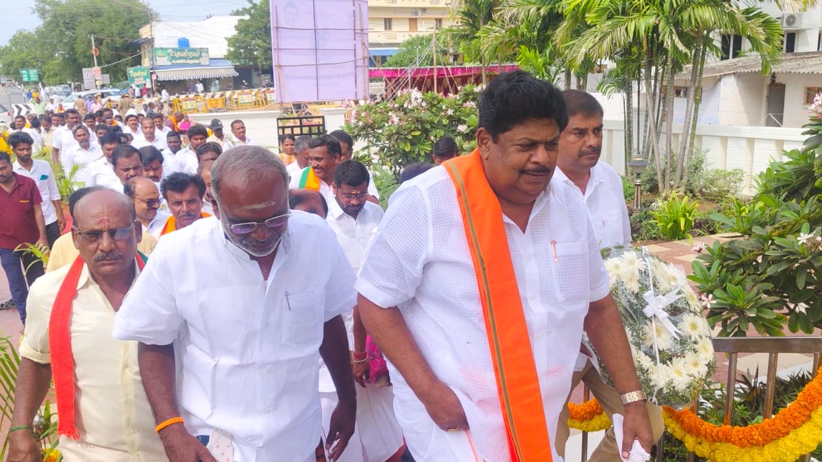 KPRamalingamMP's tweet photo. மாவீரர் தீரன் சின்னமலை நினைவிடத்தில்   மாவட்டத்லைவர்கள் சுதிர்முருகன்,சுரேஷ்பாபு ,இராஜேஷ் பொதுச்செயலாளரகள் கலைச்செல்வன், முரளீதரன்,இராஜேந்தரன் , வெங்கடாஜலம் Ex mla, மாவட்டசெயலாளர் செந்தில்குமார் மற்றும் நிர்வாகிகளுடன் ‘பாரத்மாதாக்கு ஜே ‘என்ற முழக்கத்துடன் அஞ்சலி செலுத்தினோம் , https://t.co/HLB6SCt2kC