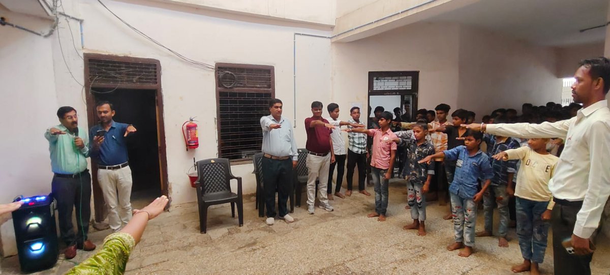 dcpuarvalli's tweet photo. અંગદાન જનજાગૃતિ અભિયાન અંતર્ગત જિલ્લા બાળ સુરક્ષા એકમ, અરવલ્લી દ્વારા વિવિધ શાળાઓમાં જાગૃતિ કાર્યક્રમ કરવામાં આવ્યા જેમાં સહભાગી થયેલ આચાર્યશ્રી, શિક્ષકો અને વિદ્યાર્થીઓ દ્વારા પ્રતિજ્ઞા લેવામાં આવી @CollectorArvali ,@Gujaratscps https://t.co/BxIXuAKgTm