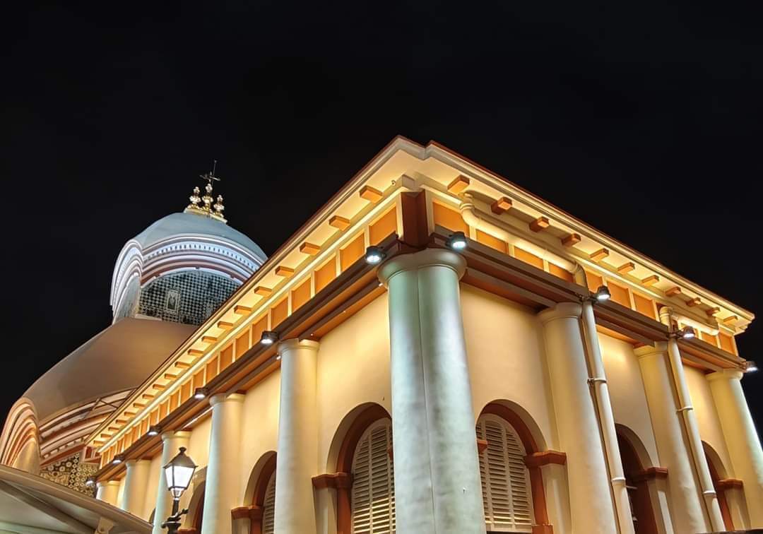 BengalCartel's tweet photo. Kolkata's 200 year old Kalighat Temple gets its First Modern Era Renovation.

A 50 kg Golden Crown now adorns the Top of the Temple.

An initiative by CM Mamata Banerjee, the Temple Complex has been jointly redeveloped Reliance Group and KMC at a cost of ~200 Cr. https://t.co/63AXHuhBOf