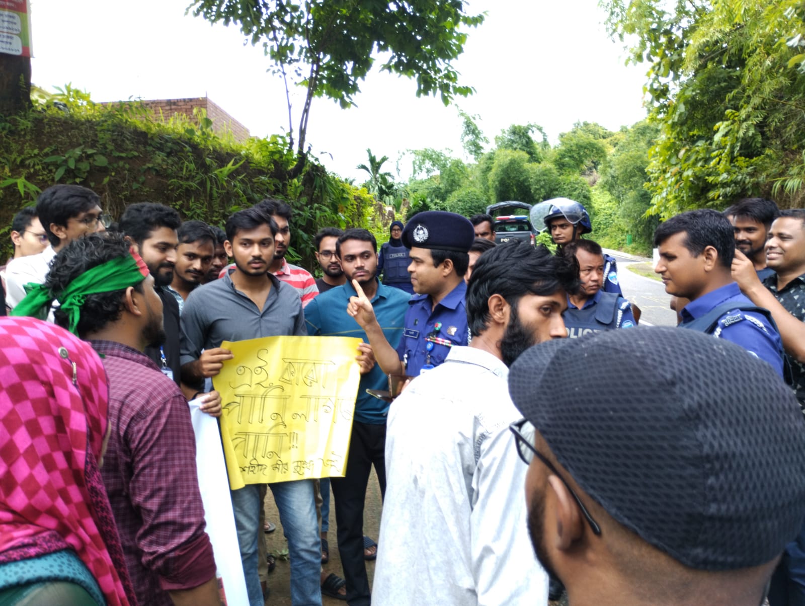 রাবিপ্রবিতে শিক্ষার্থীদের প্রতিবাদ সমাবেশ, পুলিশের ব্যাপক উপস্থিতি