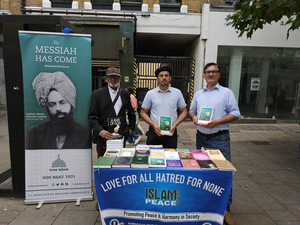 AmeaSouth's tweet photo. The activity in #SouthRegion by #AhmadiMuslimElders has been continuing over recent months. Today, 3rd August 2024, five members from #CentralCroydon acted as #Voicesforpeace. They gave out 405 leaflets, 3 books and hosted 7 visitors to their stall. https://t.co/LOjL6hZiKy