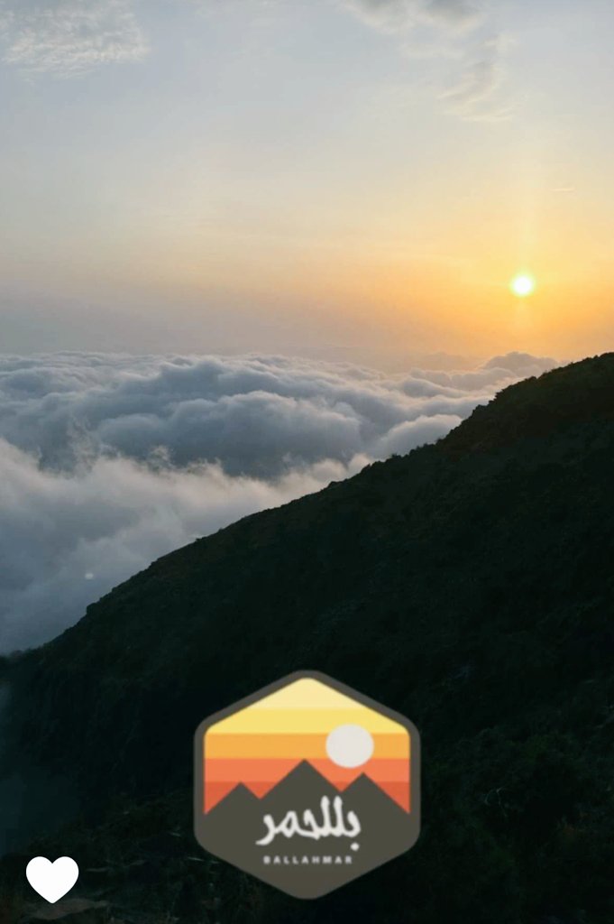 تتميز بللحمر بطبيعة خلابة من مسفرة حتى بللسمر ومن وادي إبن هشبل إلى فرشاط في تهامة سهول وجبال وشعوف خضراء ، وهذا ما يميز الريف الجنوبي بشكل عام فخلال وقت قصير تستطيع أن تستمتع بالأجواء وفق مزاجك سواء طقس بارد أو معتدل أو دافئ. خيارات متوفرة وجميلة لا يفصلك عنها إلا مسافة قصيرة .