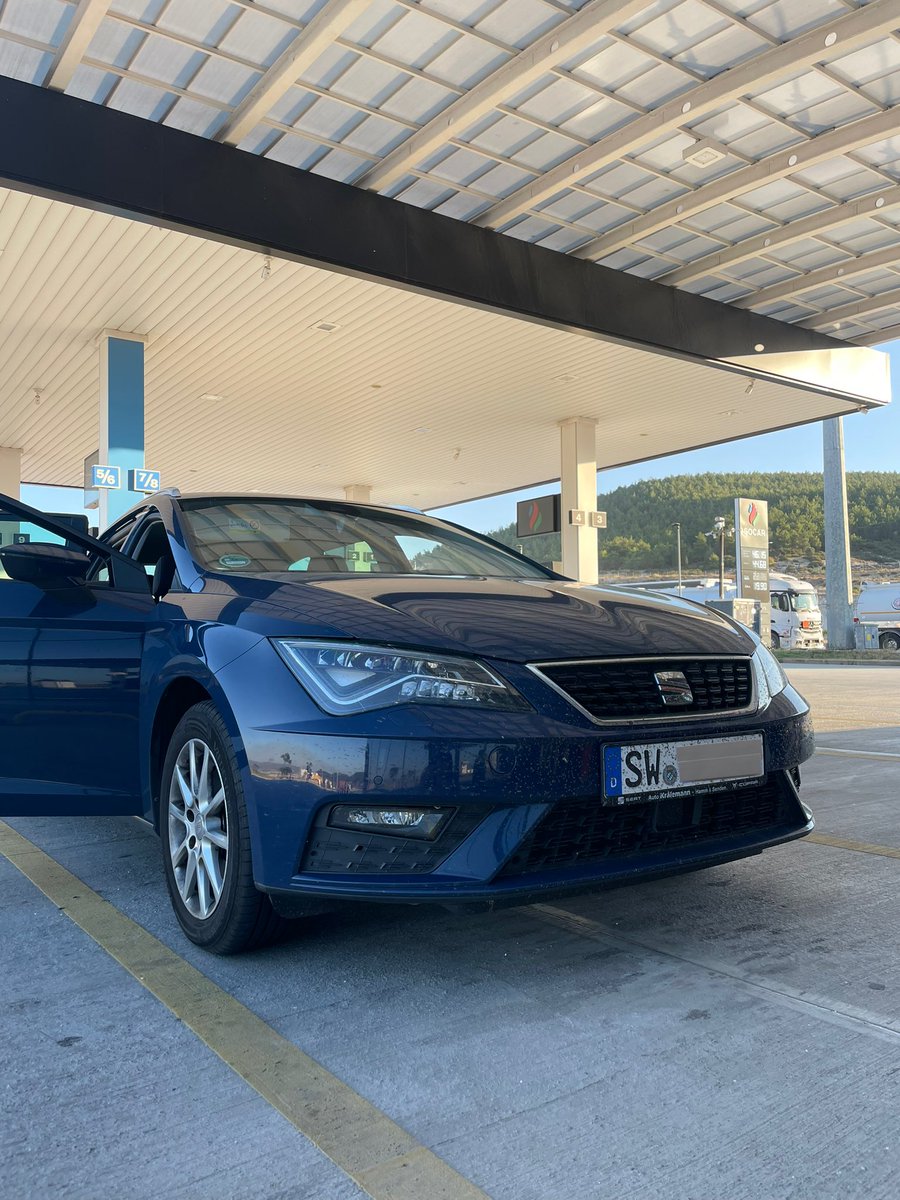 Sineksavar. Bir ara o kadar yoğundu ki müzik sesini kısınca cama çarpma seslerini duymak mümkündü.

Sağ salim vardık dün sabah 8’de. Ufak molalar ve sınır trafikleriyle 30 saatte 2550~ kilometre. 4.7 litre yakıt ortalamasıyla şu ana kadarki en verimli yolculuğumdu bu rotadaki. :D