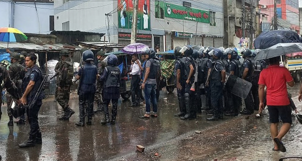নওগাঁয় শিক্ষার্থীদের বিক্ষোভ, আ’লীগ অফিস ভাঙচুর