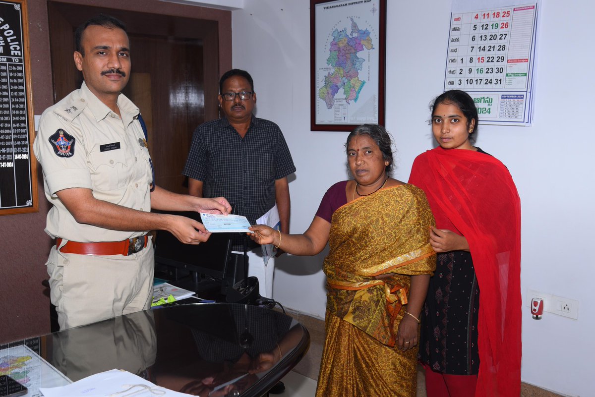 PoliceVzm's tweet photo. Sri Vakul Jindal, IPS, @SpVzm Garu gave a cheque worth of Rs. 1,48,900/- to Smt. Indira Vasanthi, w/o late P. Gowri Kumar, PC of Budarayavalasa PS as #cheyutha at DPO, VZM on 03-08-2024, which was contributed by police staff..
@APPOLICE100
@MahilaRakshVZM
@mahilapolicevzm https://t.co/tVK9pNn7od