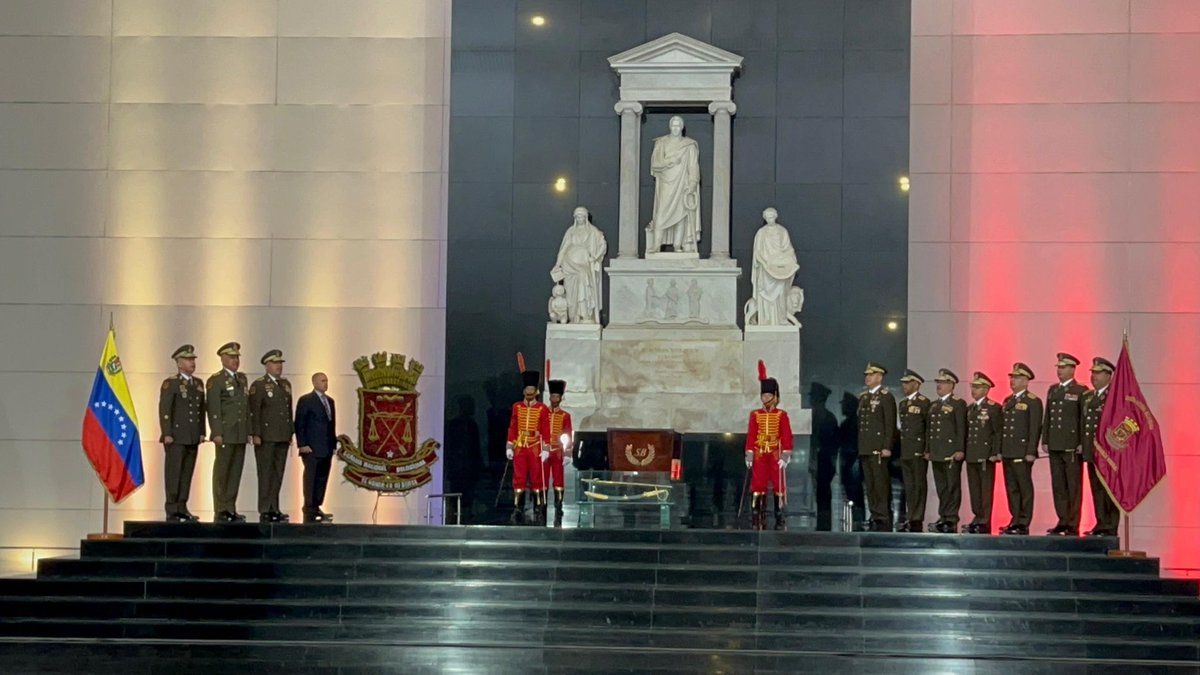PrensaFANB's tweet photo. 🗓️ #03Ago || #Ahora‼️ Con la izada de nuestro tricolor llevada a cabo en el Panteón Nacional, nuestra heroica Fuerza Armada Nacional Bolivariana, conmemora con alto honor el Día de la Bandera Nacional y el 87° Aniversario de la Gloriosa Guardia Nacional Bolivariana.🇻🇪 https://t.co/6x6Xhbs9rR