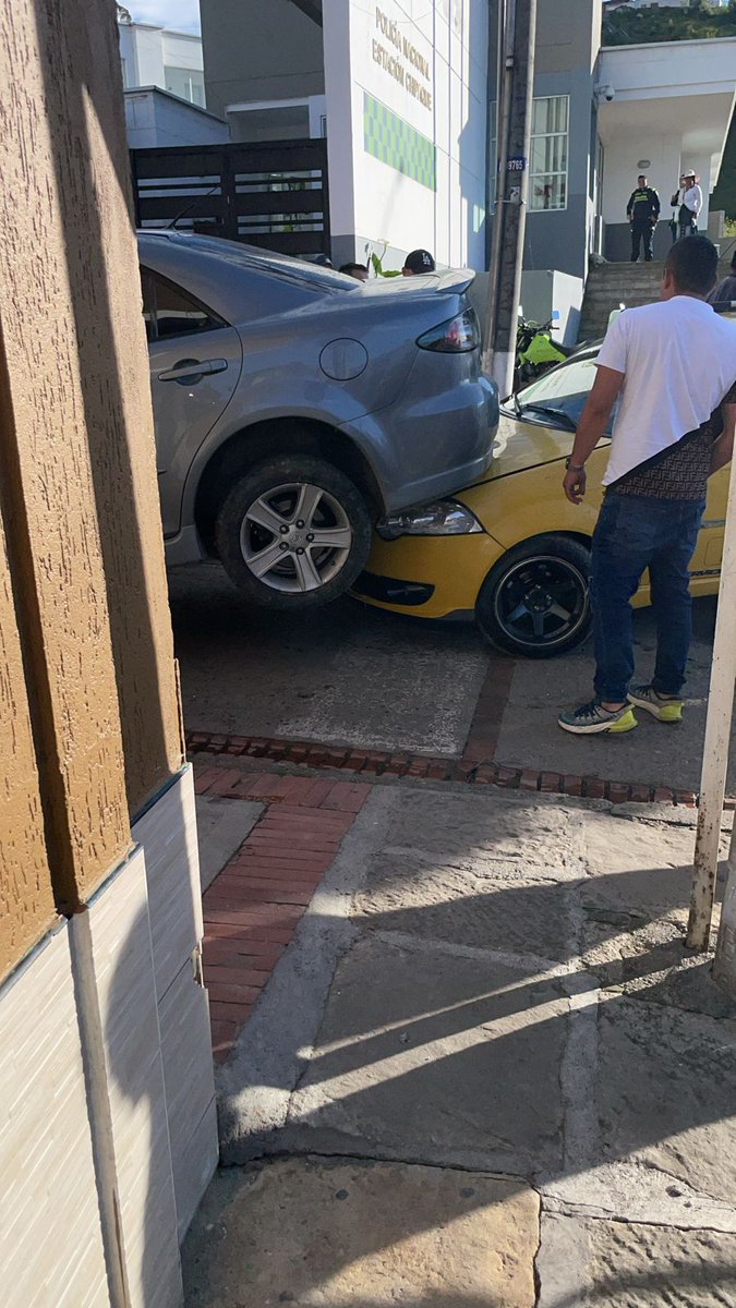 ColombiaOscura's tweet photo. #CMARCA. Nos envían: "Hola buenas noches, quisiera compartir un caso para que lo pongan en sus redes sociales. Ocurrió el día de hoy (2AGO) en el municipio de Chipaque, los familiares de la alcaldesa atropellaron una niña.
Aparentemente iban en estado de embriaguez" https://t.co/blY43Xffoa