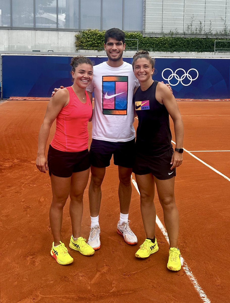 JasminePaolini's tweet image. Many fans want to take selfies with me and Sara! 🤣

(…gracias Carlos por la foto!)