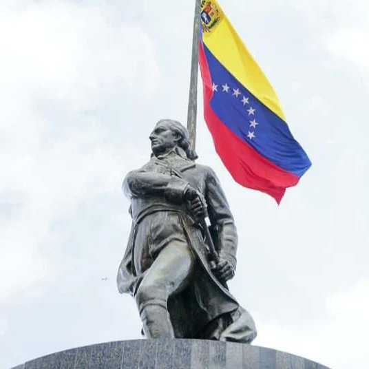 #Efemerides  Cada #3Ago se celebra el día de la Bandera Nacional, en honor al Generalísimo Francisco de Miranda que junto a su Expedición Libertadora en 1806 tocó tierra venezolana en la Vela de Coro y ondeó por primera vez en el país la bandera tricolor.