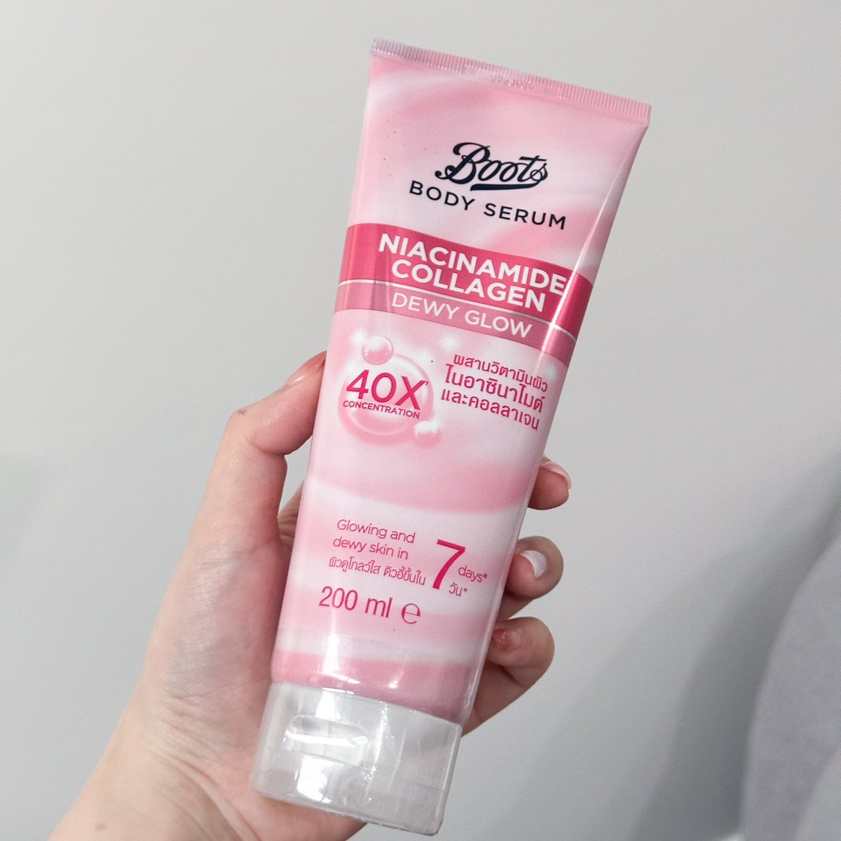 เฟิมอีกเสียงว่าของ boots ดีมาก อยากให้ลอง body serum อีกตัวที่จึ้งขาวใสแบบx10 ช่วงไหนไปตากแดดจัดๆอ่ะโบกไปเลยขาวกลับมาไวมาก แล้วต้องสูตรนี้เท่านั้น หลอดไม่ถึงร้อยเอากำไรที่ไหน