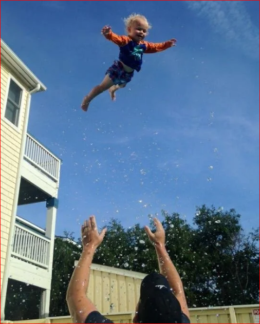 Virgili7's tweet photo. Consell de llengua catalana del 3 d'agost:

Si teniu el costum de dir "(fer) volar pels aires", heu de saber que és un plural no genuí.

En #boncatala hauríem de dir 'fer volar enlaire', tot servint-nos d'aquest adverbi tan útil.

Us agrairé molt que feu córrer aquests tweets. https://t.co/CwE08K5hfe