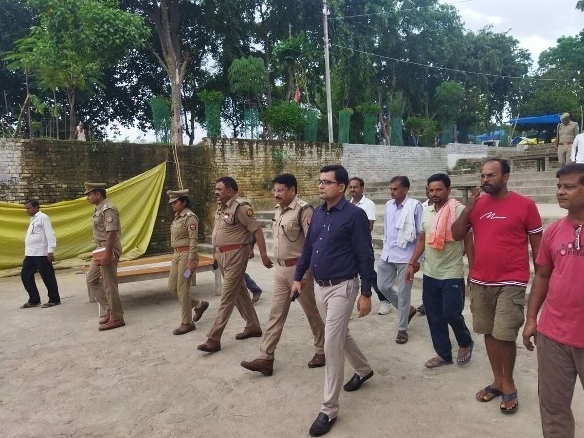 raebarelifire's tweet photo. #वचाव_ही_हमारा_कर्तव्य_है
#WE_SERVE_TO_SAVE
#DM_SP के निर्देश पर #ADM व #ADDL_SP व #CFO_RBL के द्वारा संयुक्त रूप से लालूपुर खास में प्रसिद्ध आस्तीक मंदिर पर 7 अगस्त से 9 अगस्त तक आयोजित होने वाले मेले में अग्निसुरक्षा/जीवरक्षा तैयारी व अन्य व्यवस्था हेतु आयोजको से चर्चा की गयी https://t.co/ZwtnDScYCQ
