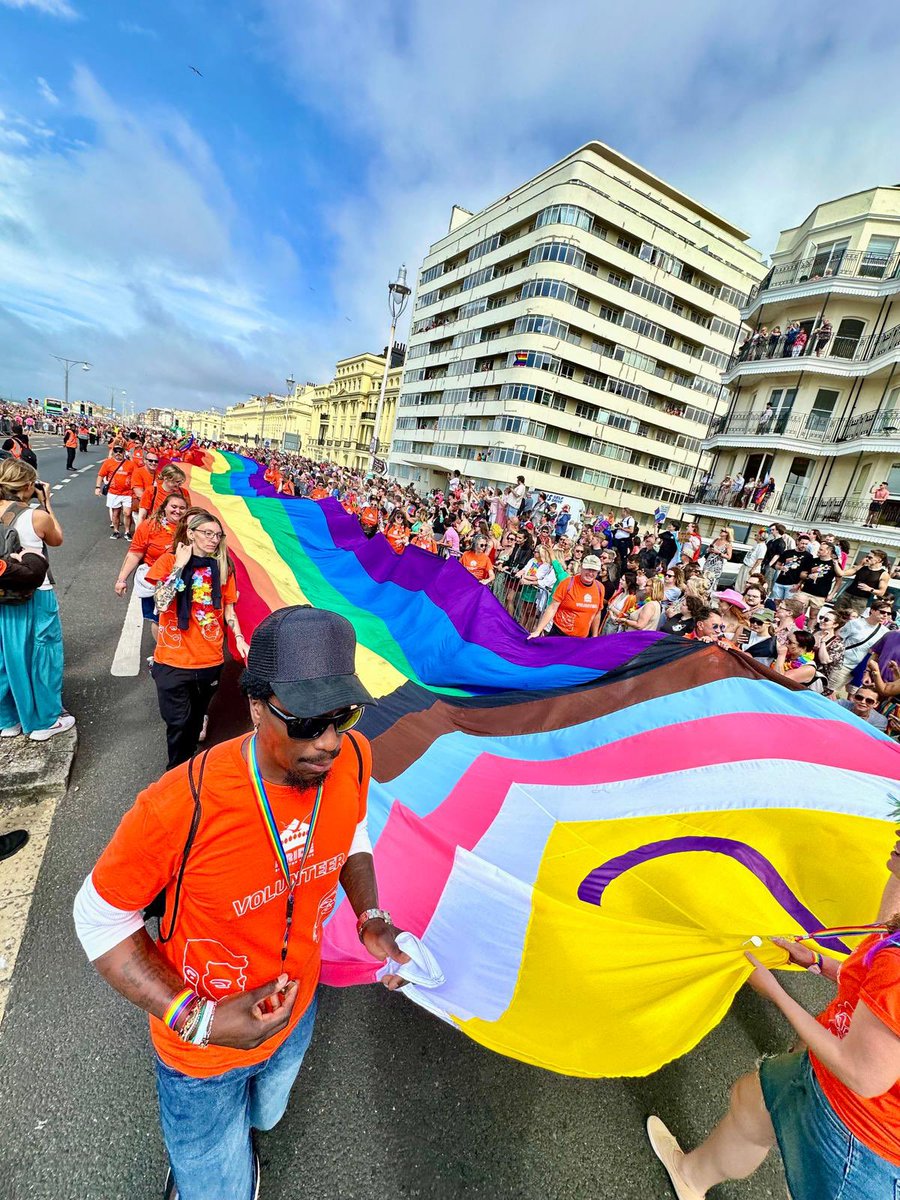 PrideBrighton's tweet photo. The Pride Parade in full swing 🏳️‍🌈🏳️‍⚧️🌈 What an incredible turn out! 

#BrightonPride #WeLoveBecauseTheyCant #Fabuloso #LGBTQIA https://t.co/D9Twb0Ugt5