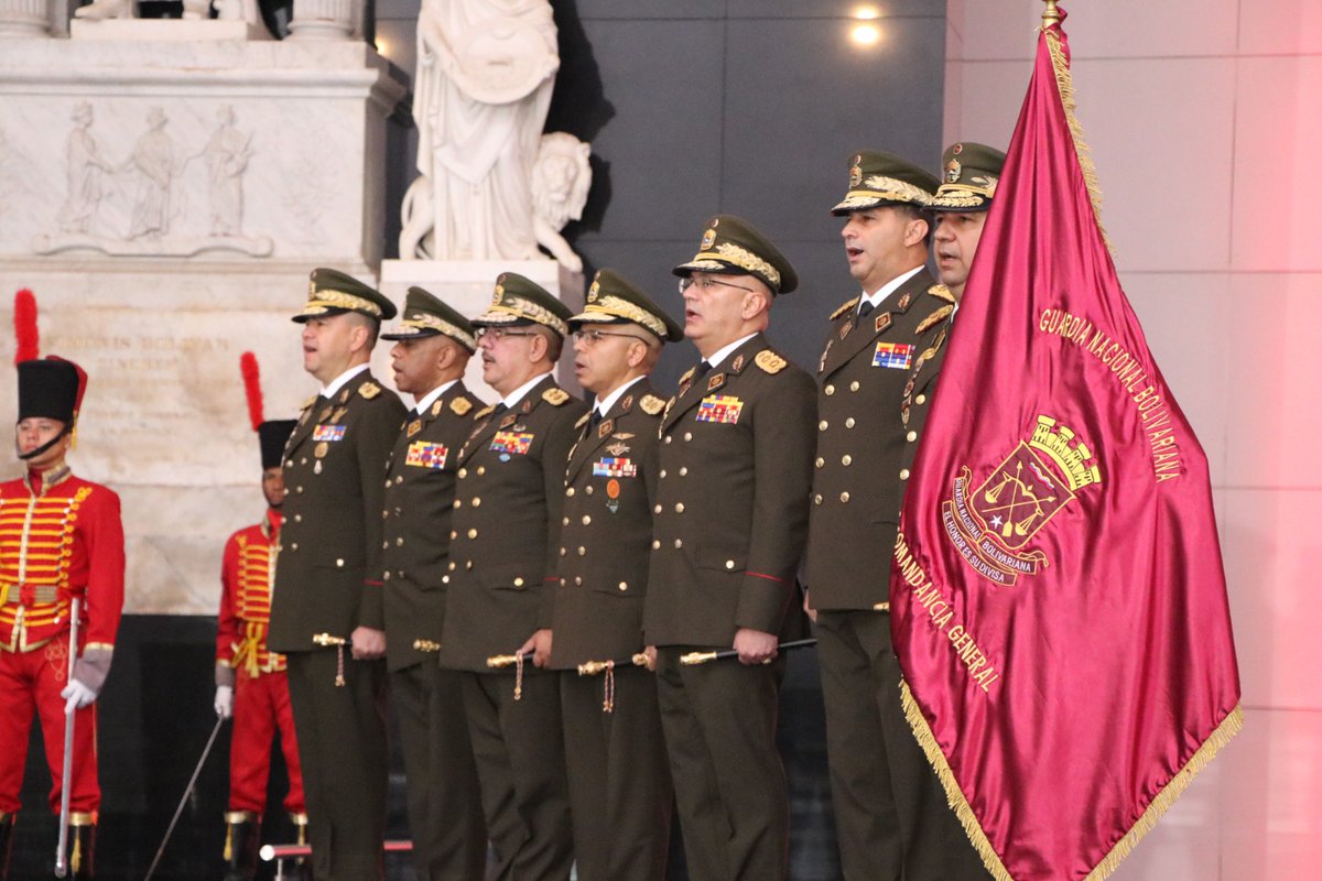 🇻🇪 #03Ago || Desde el Panteón Nacional y con la izada de nuestro Tricolor, la #FANB conmemora el Día de la Bandera Nacional y el 87° Aniversario de la <a href="/GnbGaranteDePaz/">GNB Garantía de Paz!!!</a>

<a href="/NicolasMaduro/">Nicolás Maduro</a>