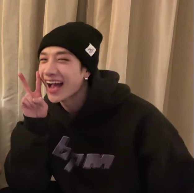 innielik's tweet photo. entreguei por fim então ontem meu TCC e coloquei uma frase do bang chan 🥹🤍 https://t.co/4jwzJBmk9W