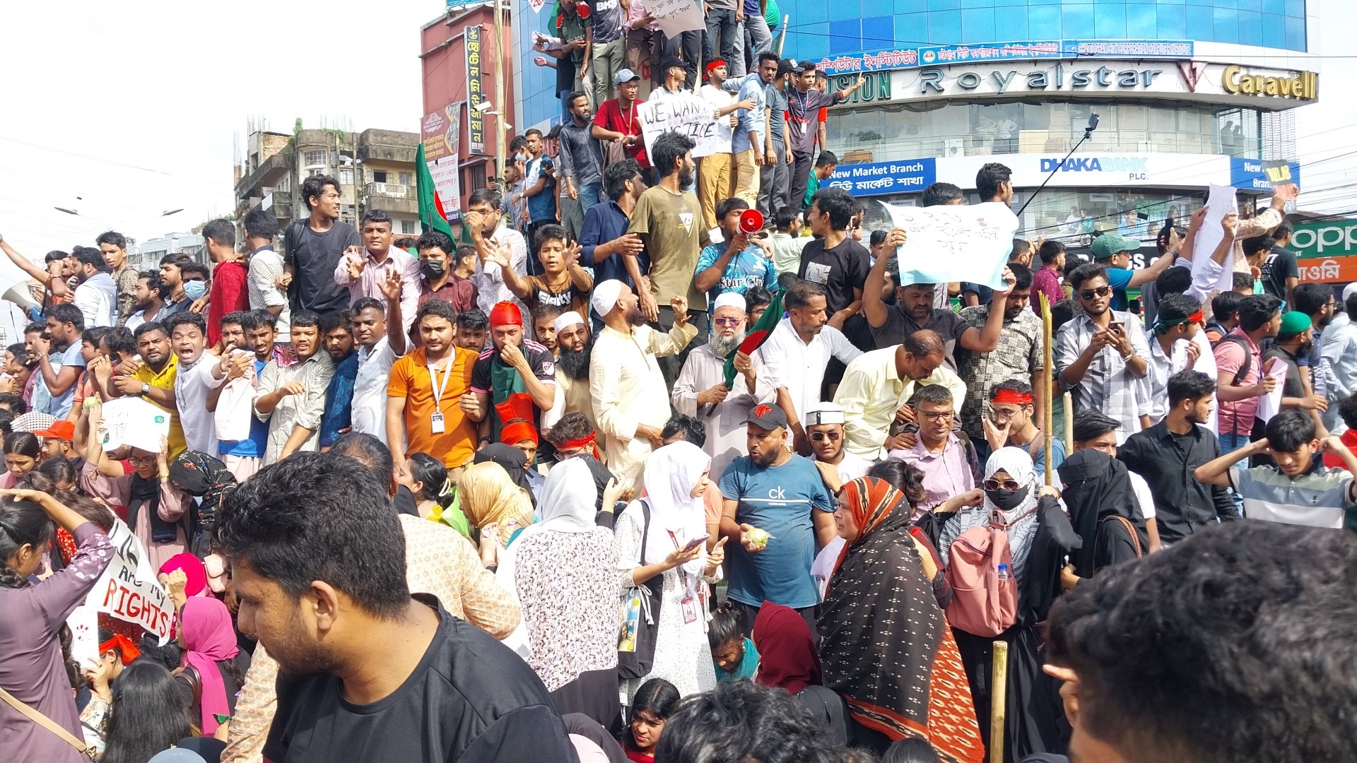 চট্টগ্রামে প্রখর রোদ উপেক্ষা করে কোটা বৈষম্য বিরোধী আন্দোলনকারীদের বিক্ষোভ সমাবেশ